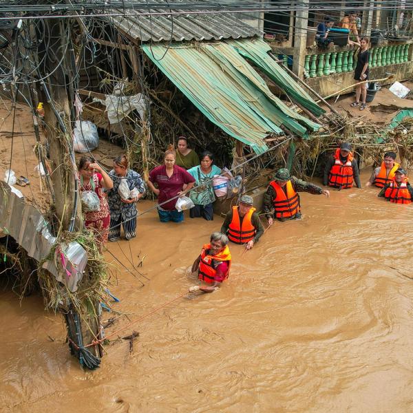 Il tifone Yagi travolge il Myanmar, in Vietnam si contano danni e vittime | VIDEO e FOTO