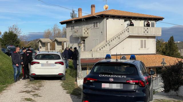 Emanuela Massicci, uccisa dal marito con i due figli in casa: lui ha tentato il suicidio