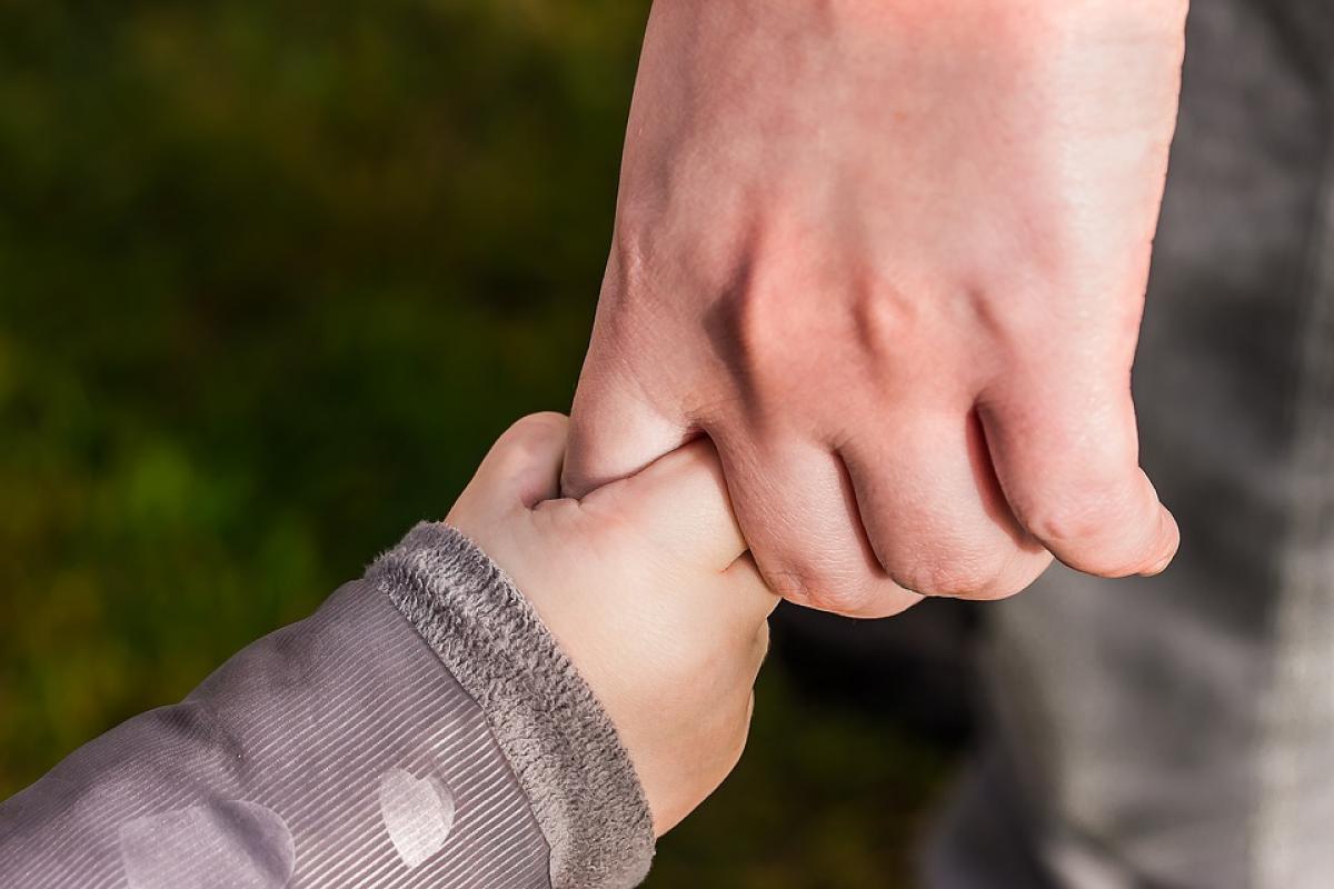 Roma, in pericolo di vita il bimbo di 3 anni caduto dal balcone. La…