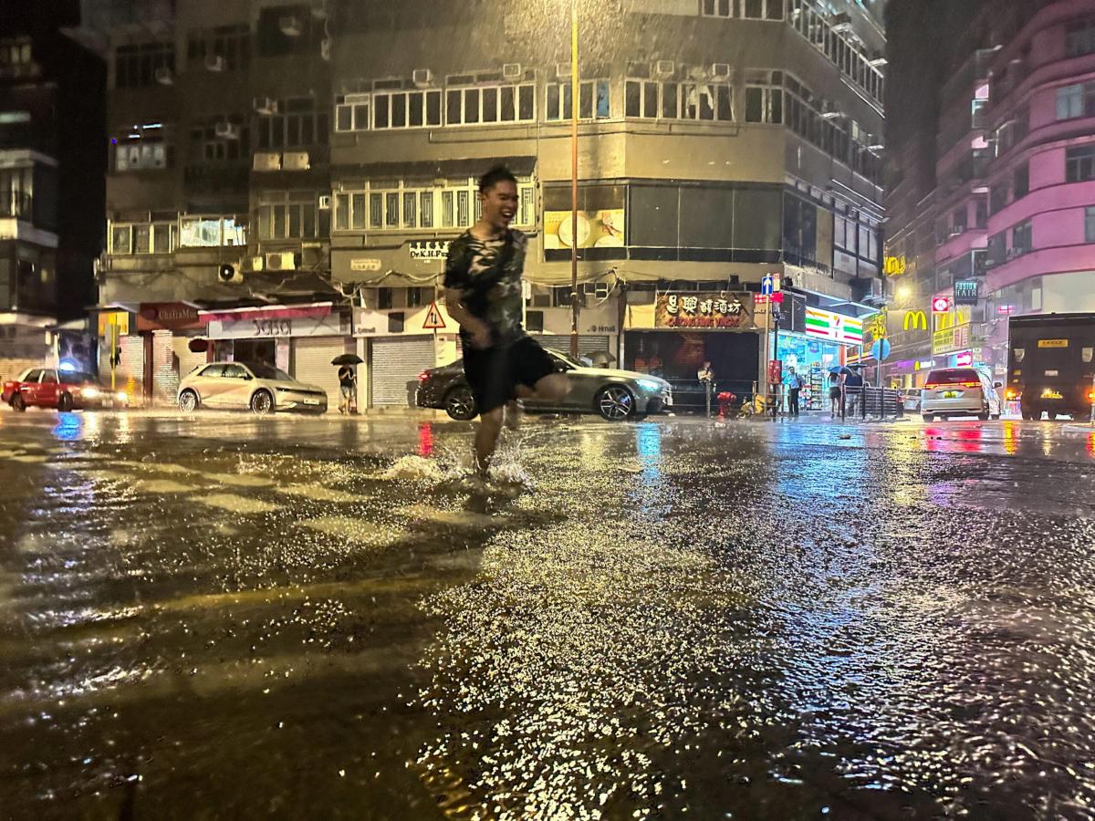 Maltempo ad Hong Kong: allarme nero, scuole e Borsa chiuse