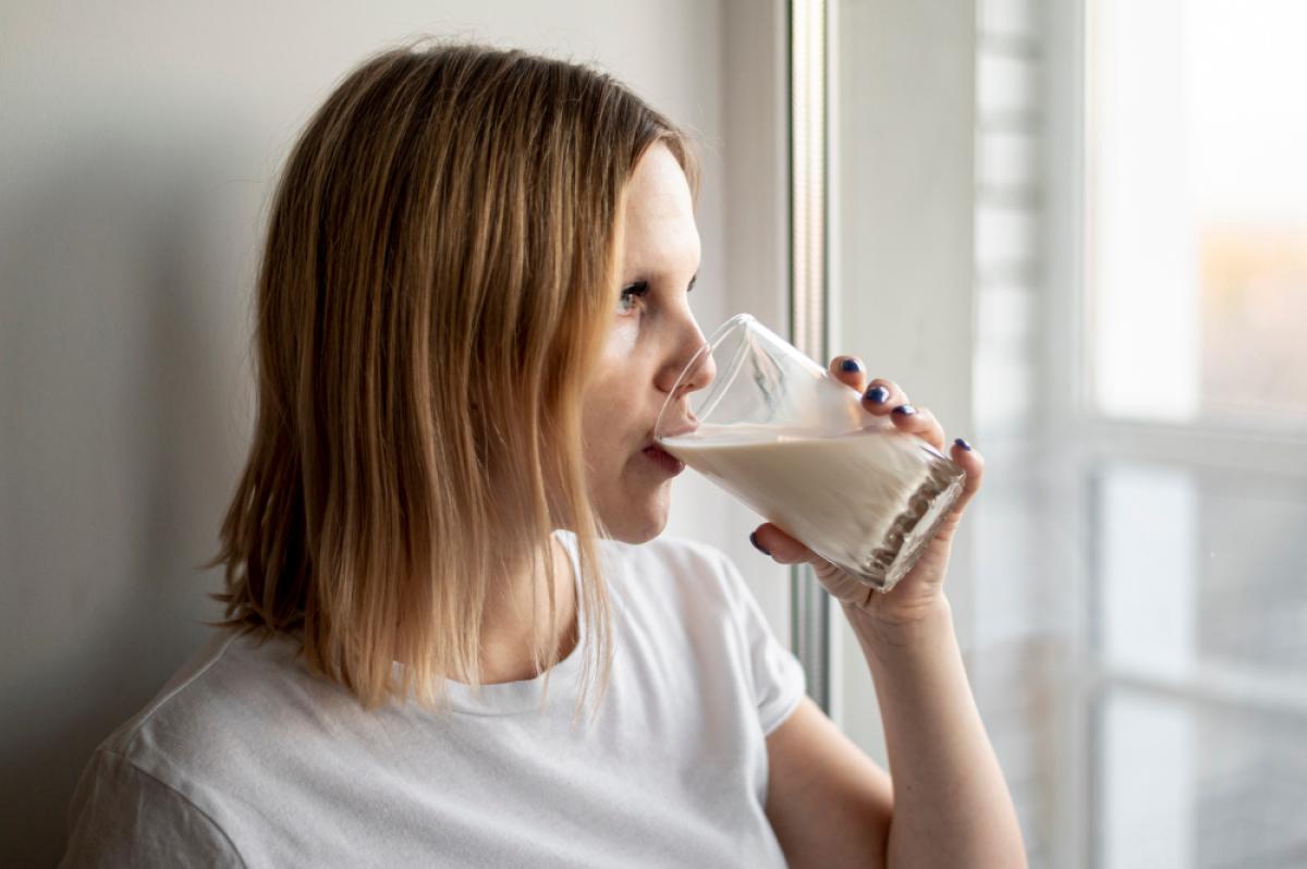 Quanto latte si può bere al giorno: cosa comporta superare le dosi consigliate