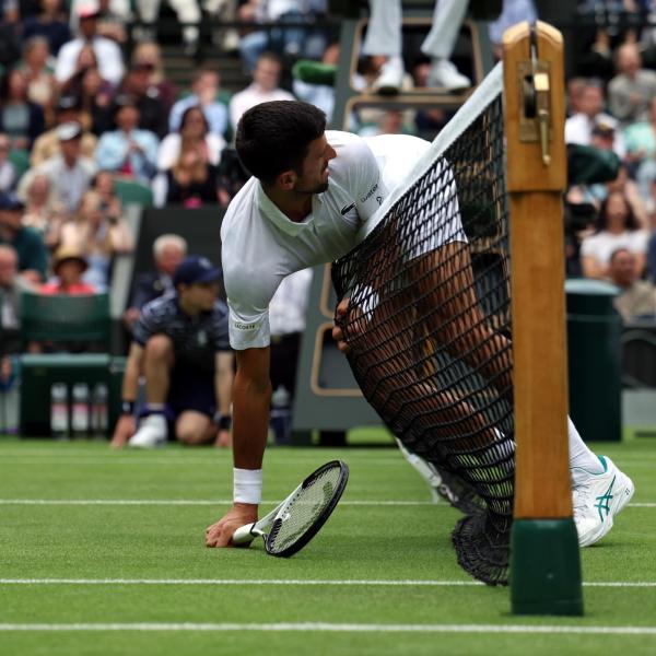 Wimbledon, Djokovic show in mezzo alla pioggia: il siparietto del s…