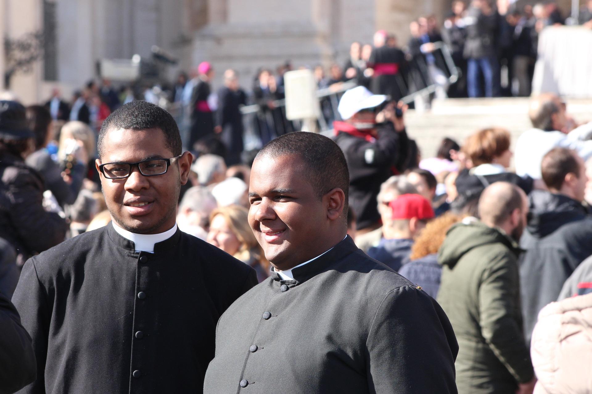 Auguri ai sacerdoti nel Giovedì Santo: oggi si celebra la festa del sacerdozio