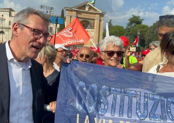 Manifestazione della Cgil, il comizio conclusivo di Landini dal palco de ‘La via maestra’ a piazza San Giovanni a Roma: “Siamo la maggioranza del paese” | VIDEO