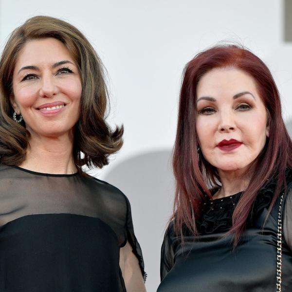 Venezia 2023, Priscilla Presley su Elvis: “Non ci siamo mai lasciati veramente”. Sul red carpet Jacob Elordi e Sofia Coppola | VIDEO