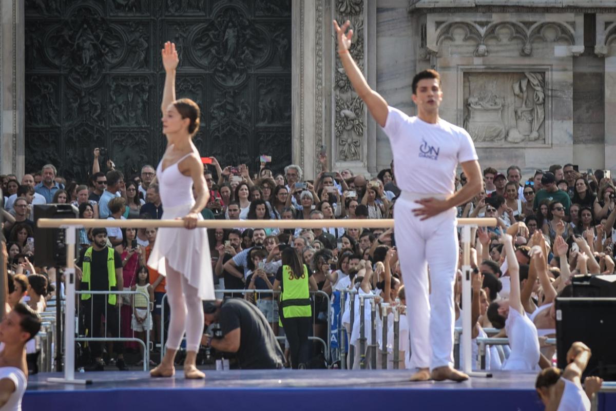 Roberto Bolle incanta piazza Duomo a Milano, vestito di bianco