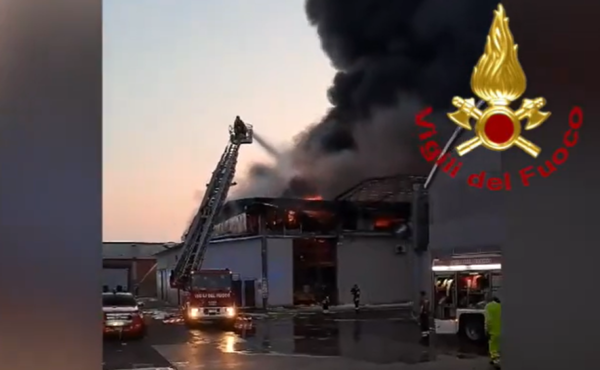 Maxi incendio in un capannone di rifiuti plastici a Reggio Emilia: nube tossica e fumo nero a Cadelbosco. Com’è la situazione adesso | VIDEO