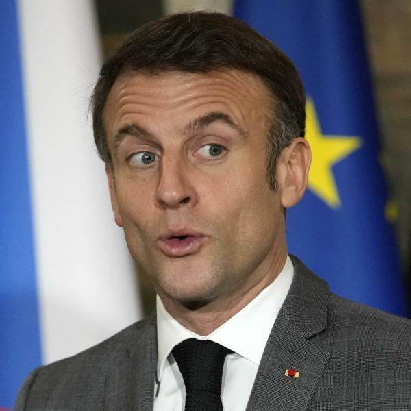 Francia, il presidente Macron difende la legge sull’immigrazione: “L’elettorato mi darà ragione, abbiamo un problema di flussi irregolari”