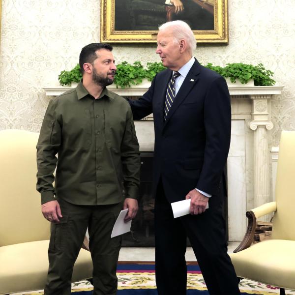 Guerra, Biden al telefono con i leader Nato conferma “pieno sostegno” a Kiev