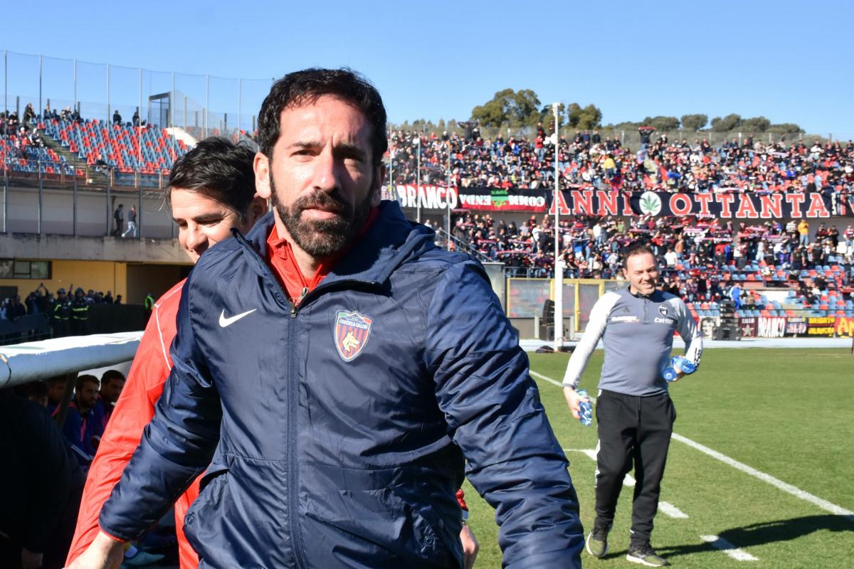 Cosenza, arriva l’esonero di Fabio Caserta. Il club: “L’allenatore sollevato dall’incarico”. Al suo posto Viali o Bisoli