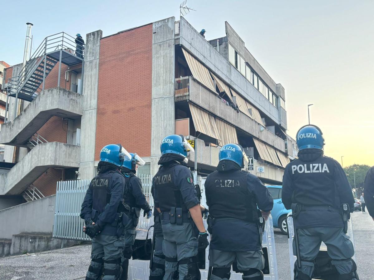 Roma, ex hotel Cinecittà occupato e sgomberato. La rabbia dei residenti: “Abbiamo passato l’inferno, vergognosa la lentezza della liberazione” | VIDEO