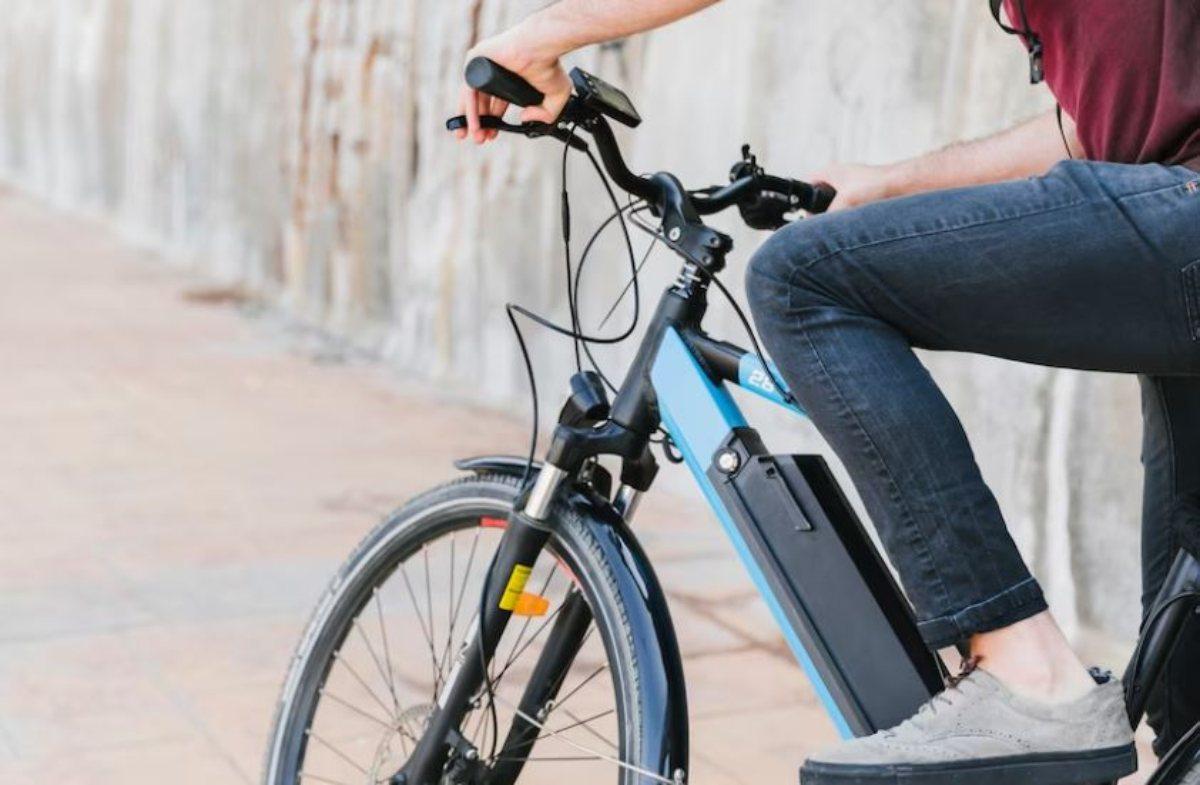 Quali sono i pro e i contro dell’e-bike, ecco per chi è adatta