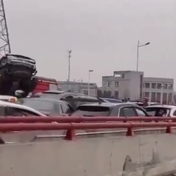 Cina, maxi tamponamento da 100 auto sulla superstrada ghiacciata: segnalati numerosi feriti | VIDEO