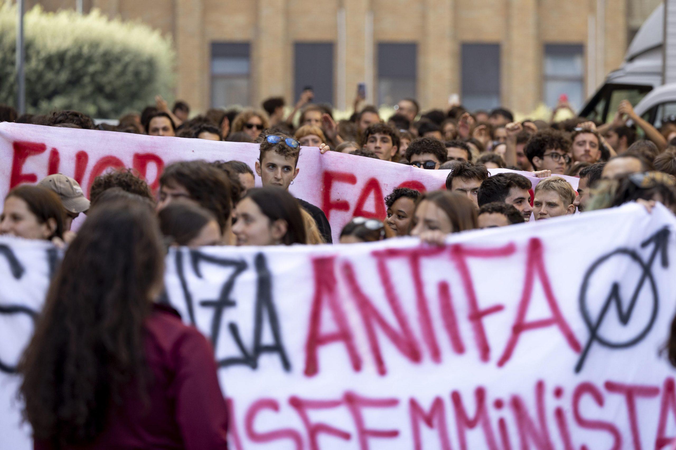 Manganelli e fumogeni contro la polizia: caos alla Sapienza di Roma, due arresti