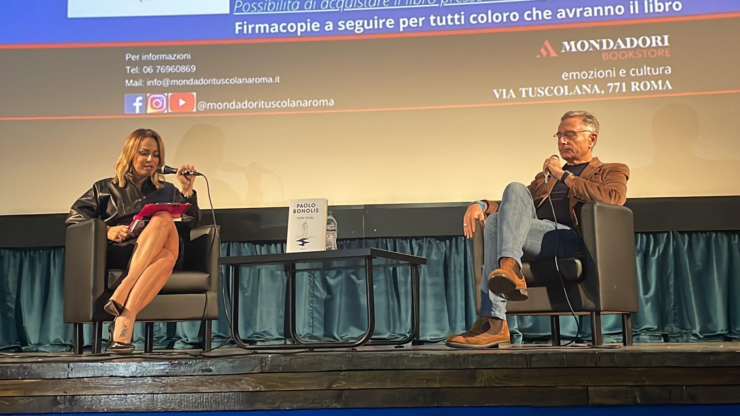 Paolo Bonolis e Sonia Bruganelli scherzano sulla tecnologia e leggono “Notte Fonda” | Video