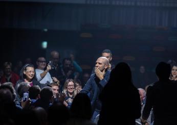 Checco Zalone imita Riccardo Muti, ma non sa che è presente in sala: il video