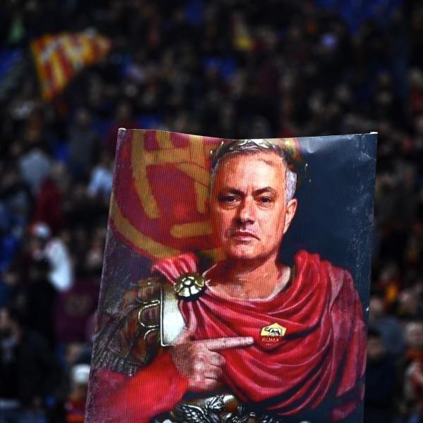 Roma-Bayer Leverkusen tifosi nel pre partita: “Sempre al fianco di Mourinho”