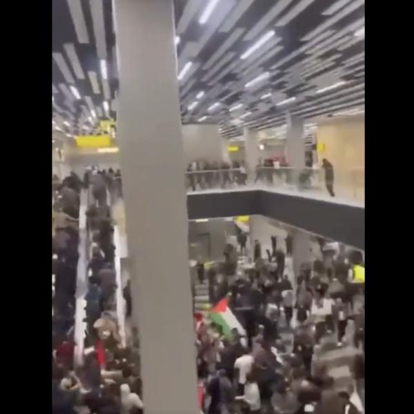 Daghestan, in aeroporto manifestanti filo-palestinesi contro un volo in arrivo da Israele. I video sui social