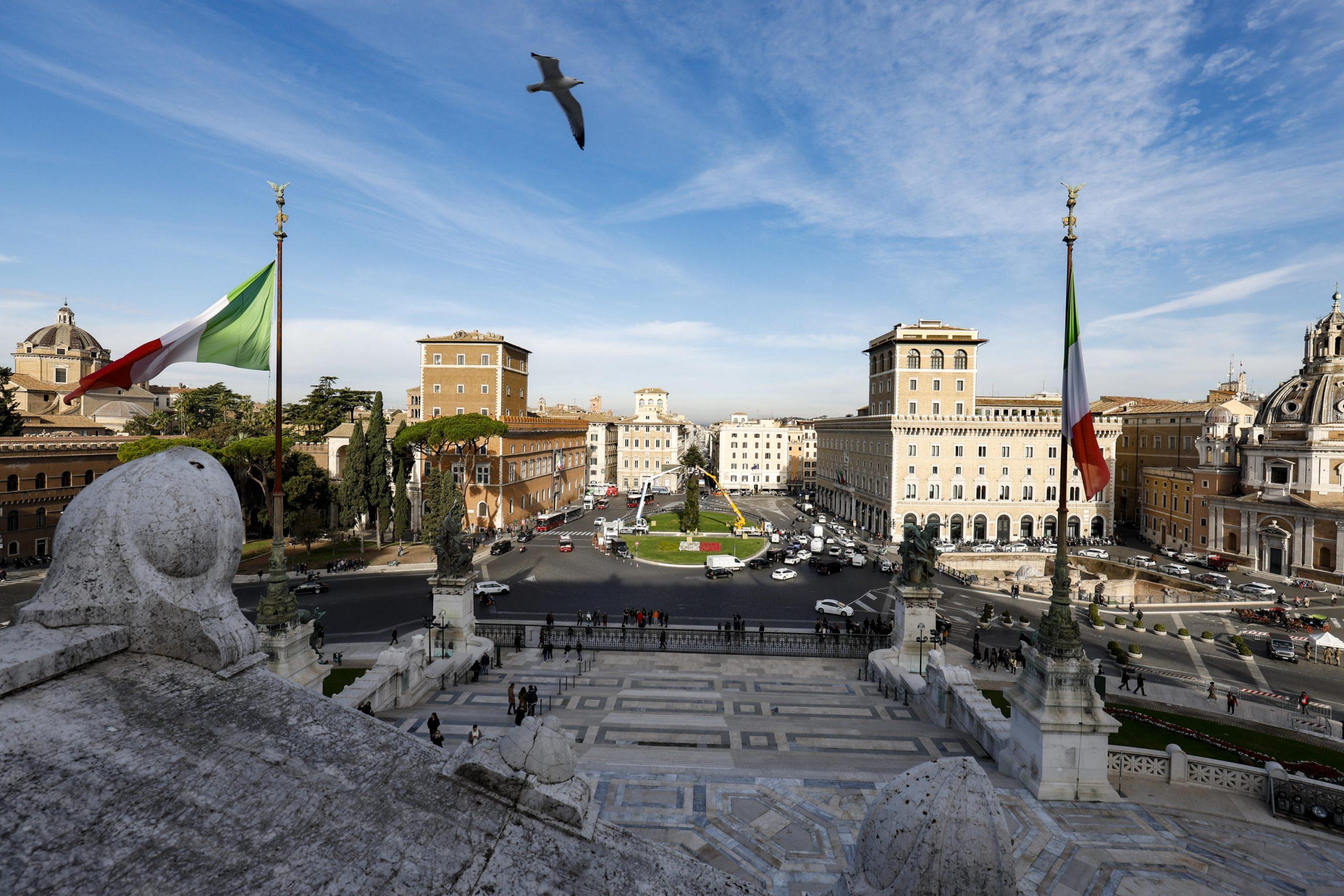 Roma, è polemica sull’albero di Natale di Piazza Venezia: “Dopo Spelacchio arriva Fotovoltacchio”