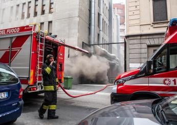 Cagliari, incendio in piazza Belgio: in fiamme tre auto