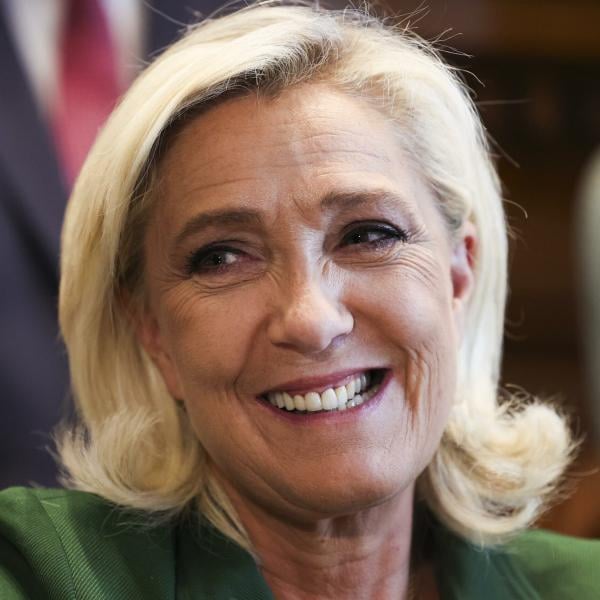 Francia, Marine Le Pen rinviata a giudizio: avrebbe percepito indebitamente fondi UE