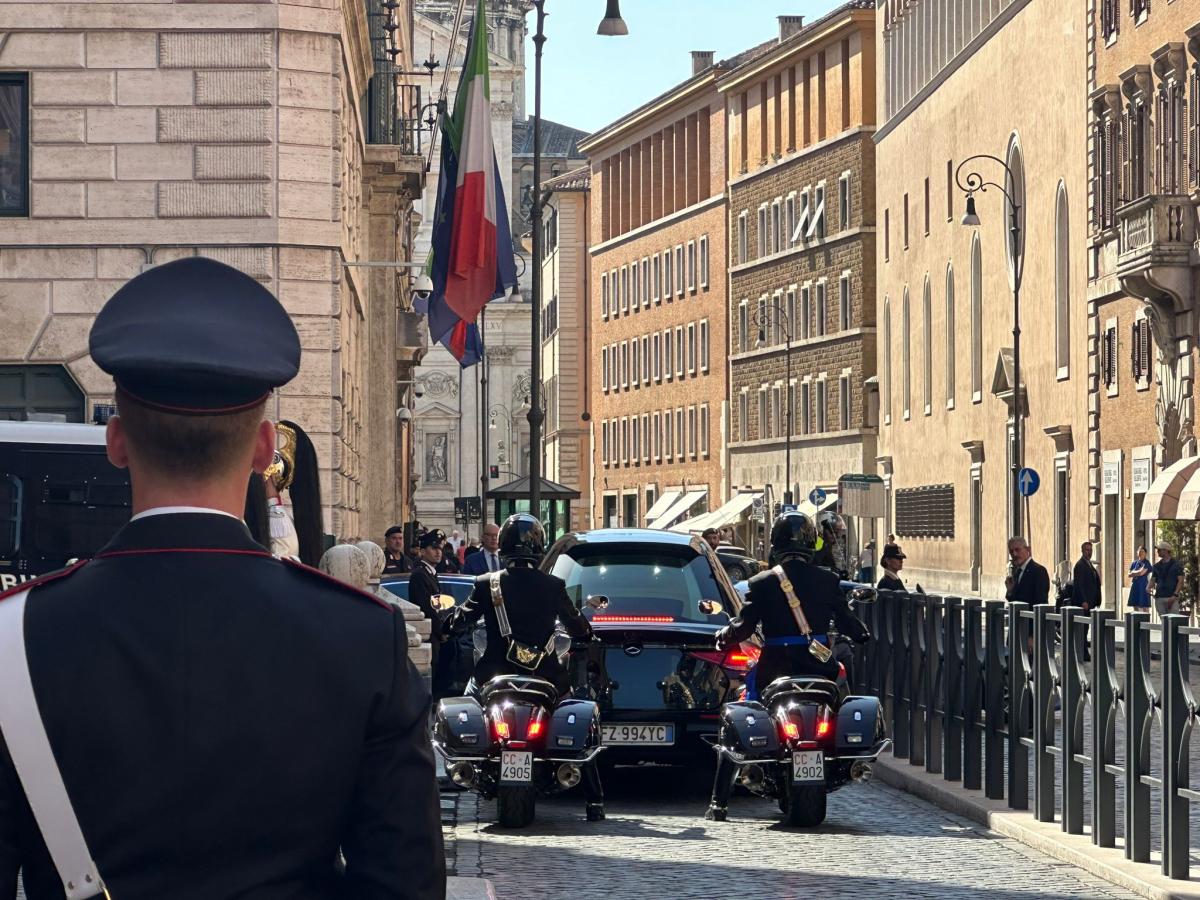 Funerale di Napolitano, corteo funebre: il carro dal Senato alla Ca…