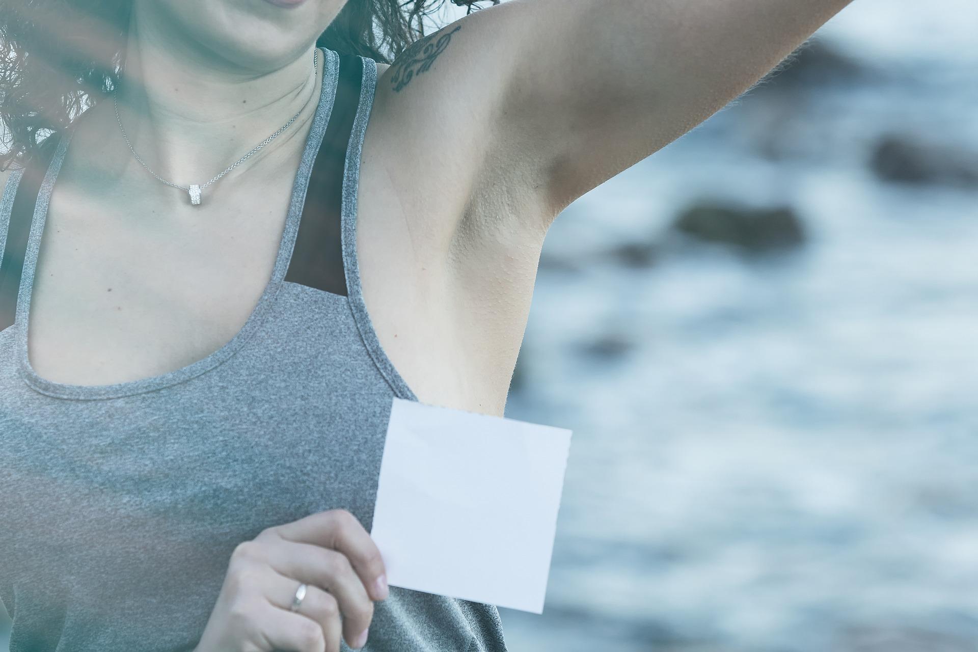 Annusare le ascelle calma l’ansia: il nuovo studio realizzato su un campione di donne affette da ansia sociale