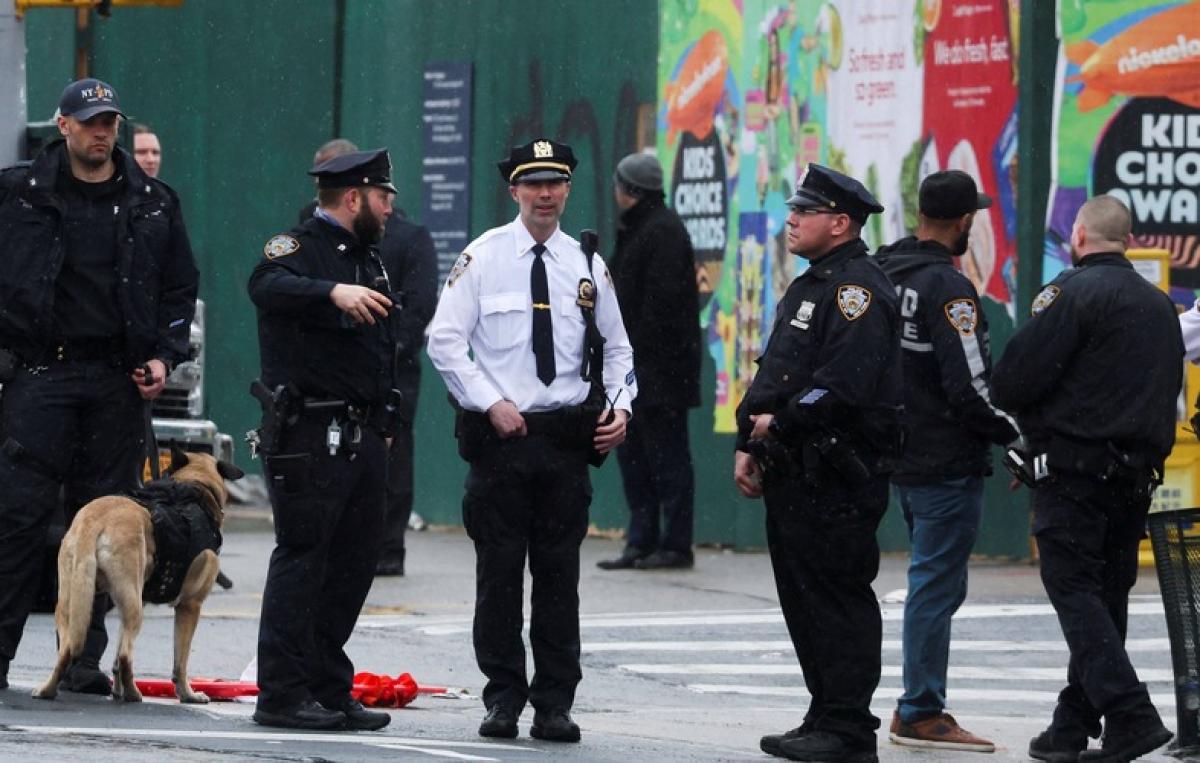 Attentato a New York, 13 morti nella sparatoria in metropolitana