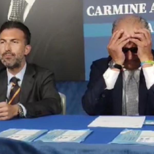 Carmine Alfano, il candidato sindaco di Torre Annunziata accusato di frasi omofobe, si ritira dalle elezioni. Le lacrime a la lettera d’addio