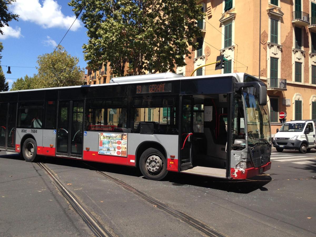 Drammatico incidente a Roma, scontro tra autobus a Monte Mario: quattro feriti gravi, tra cui una bimba di due mesi | VIDEO