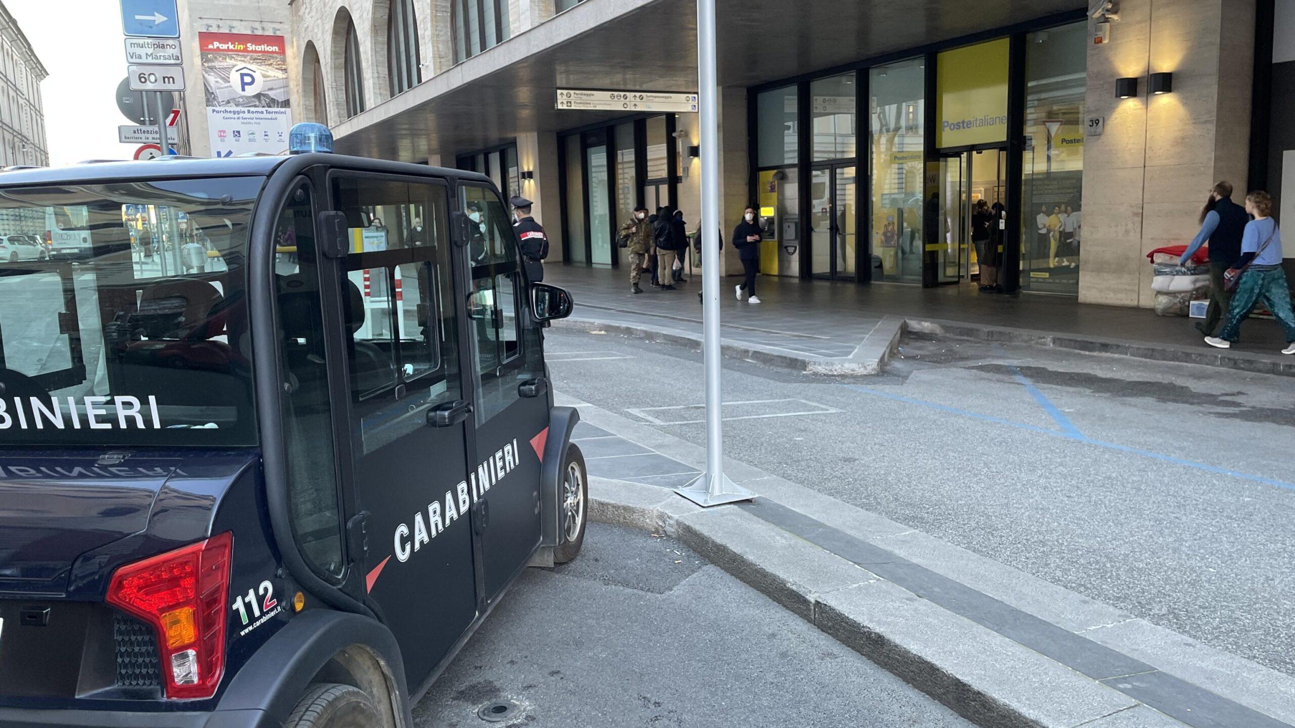 Accoltellato Roma Termini, turisti e passanti: ‘Evitate la zona della stazione’