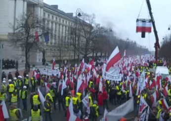 Polonia, continuano le proteste agricoltori: scontri con la polizia a Varsavia