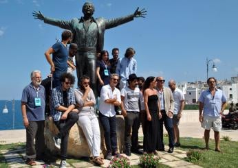 Come si chiama il paese dove c’è la statua di Domenico Modugno? L’opera di Hermann Mejer