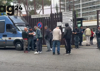 Roma, sit-in a piazzale Clodio per il ragazzo arrestato negli scontri del 5 ottobre: il 24enne andrà ai domiciliari | VIDEO E FOTO