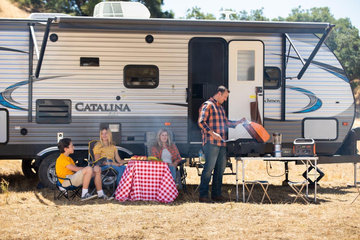 Quanto costa una vacanza in camper? È più conveniente acquistarlo o noleggiarlo?