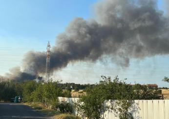 Roma, incendio a Ponte Mammolo: alta colonna di fumo visibile anche a distanza | VIDEO