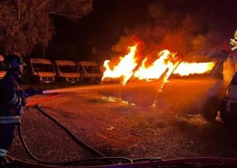 Incendio nel fiorentino, otto macchine in fiamme: erano in un deposito a riparare