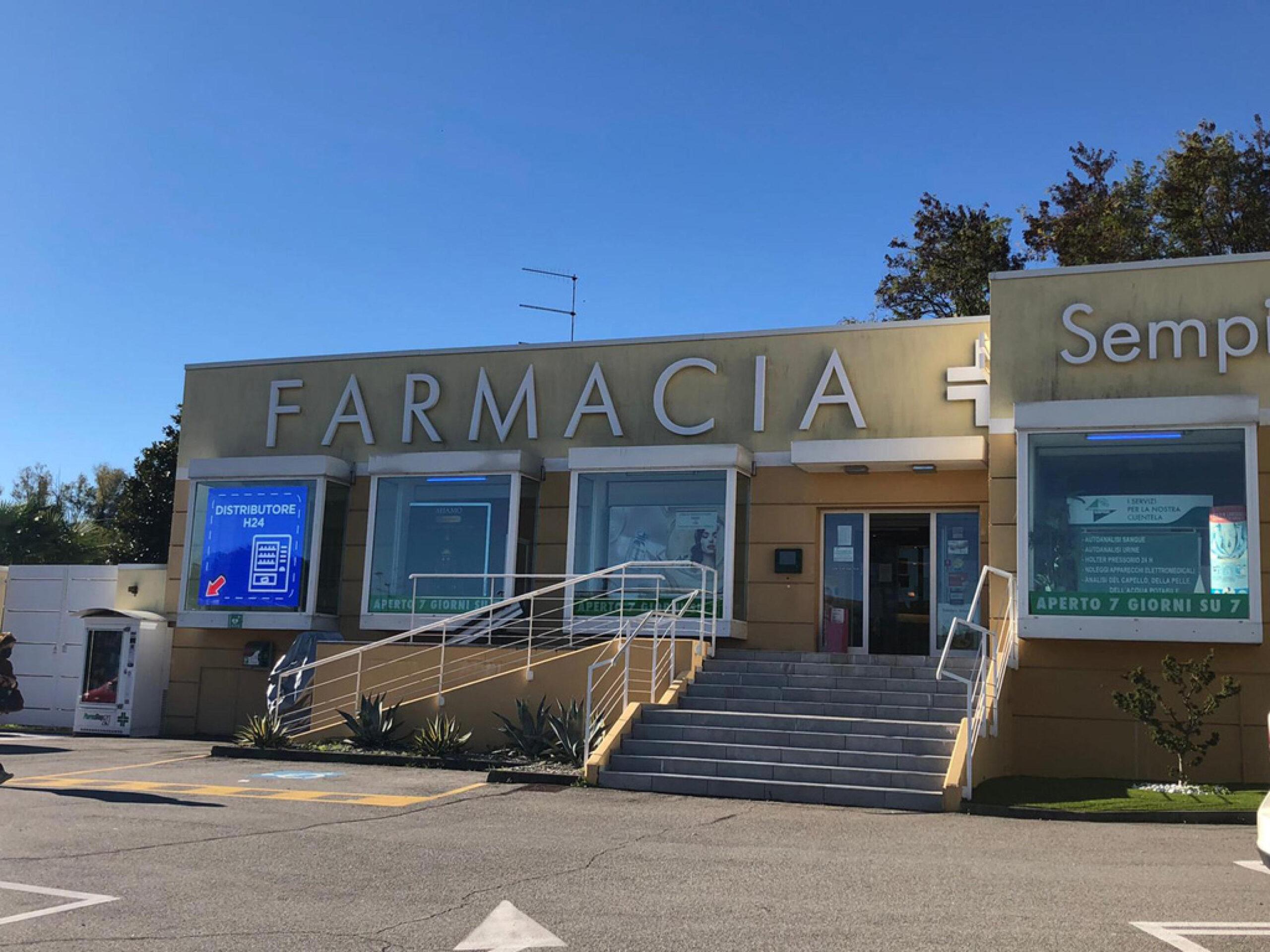 Novara, uomo nudo in centro entra in Farmacia: fermato