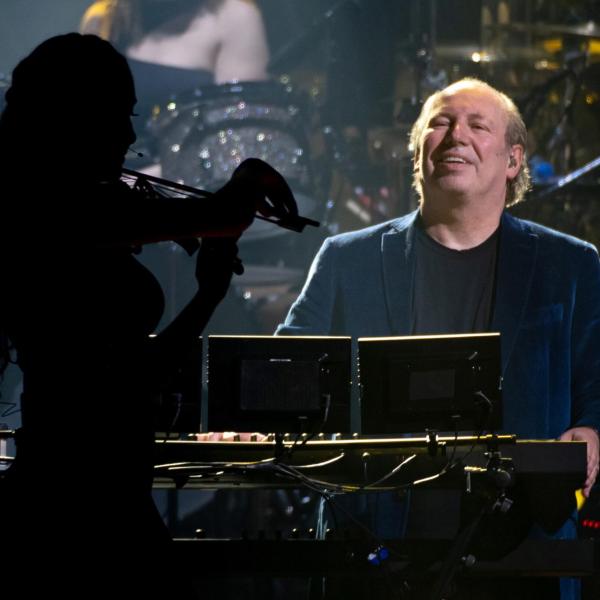 Il gesto inaspettato di Hans Zimmer, la proposta di matrimonio durante il concerto | VIDEO