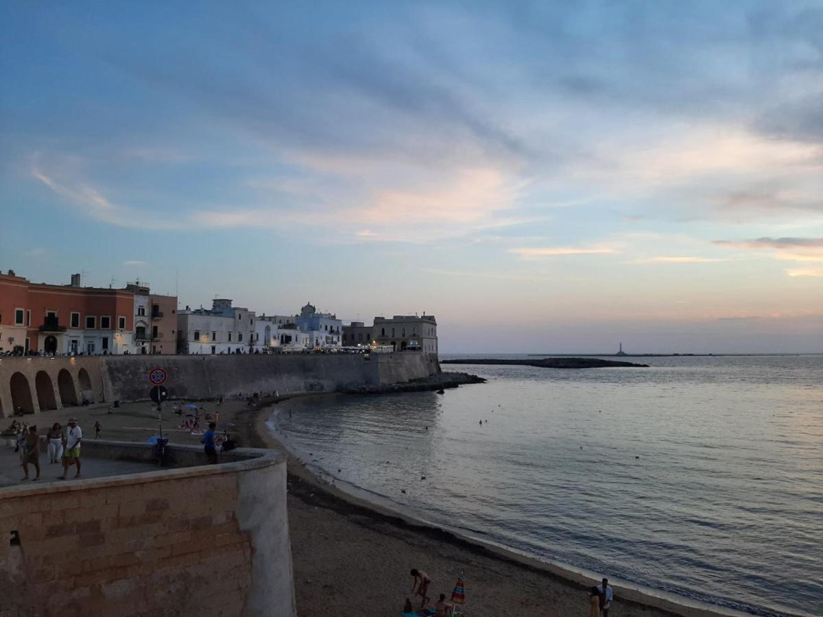 Lecce, cede il balcone: precipitata dal terzo piano, grave una donn…