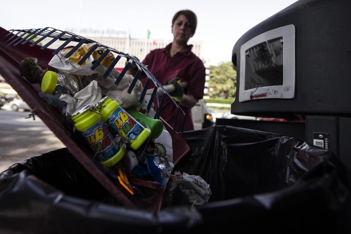 Roma, colpisce alla testa un operatore AMA e scappa: caccia all’aut…