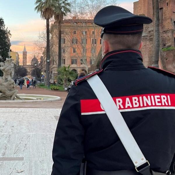 Roma, attimi di panico a Prati: uomo armato di coltello in strada