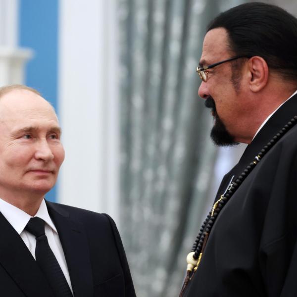 Steven Seagal: “Morirei per Putin”. Come l’attore è diventato un caro amico del presidente russo?