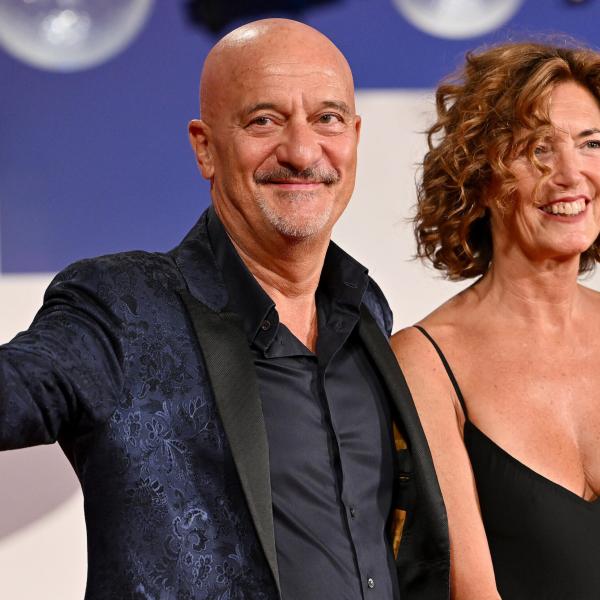 Claudio Bisio, la cotta di Michelle Hunziker e l’amore per la moglie: tutti i flirt veri e presunti