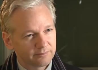 Chi è Julian Assange e perché gli verrà conferita la cittadinanza onoraria dal comune di Reggio Emilia