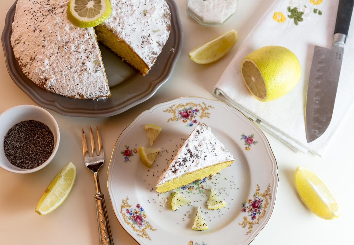 Come fare la torta al limone, cremosa oppure soffice: tutti i segreti