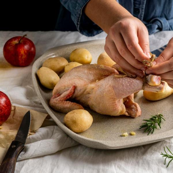 Quali sono i pericoli del pollo crudo? Si può anche morire? Ecco perché devi cuocere bene il pollo