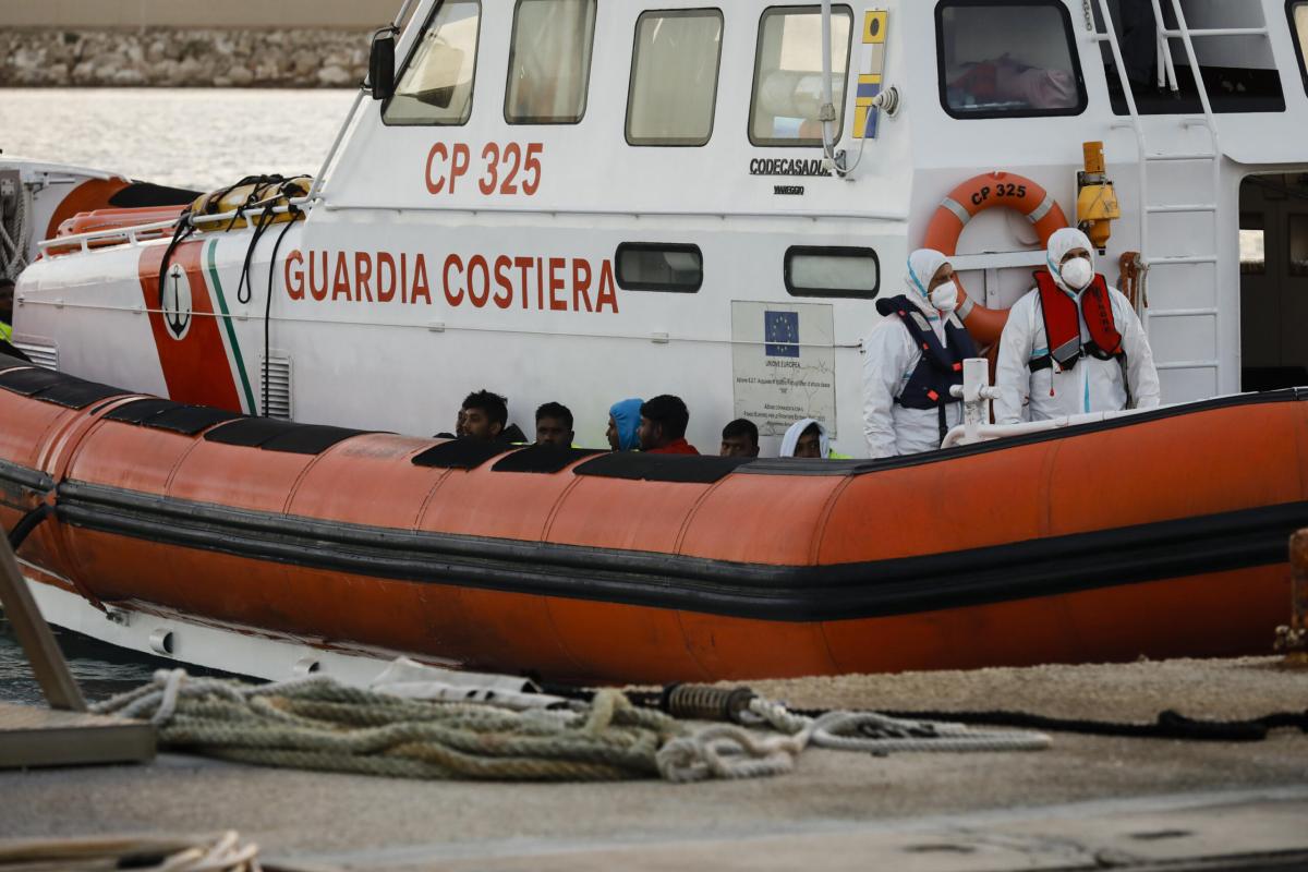 Migranti, a Pozzallo sbarcano in 90: salvati da una nave commerciale