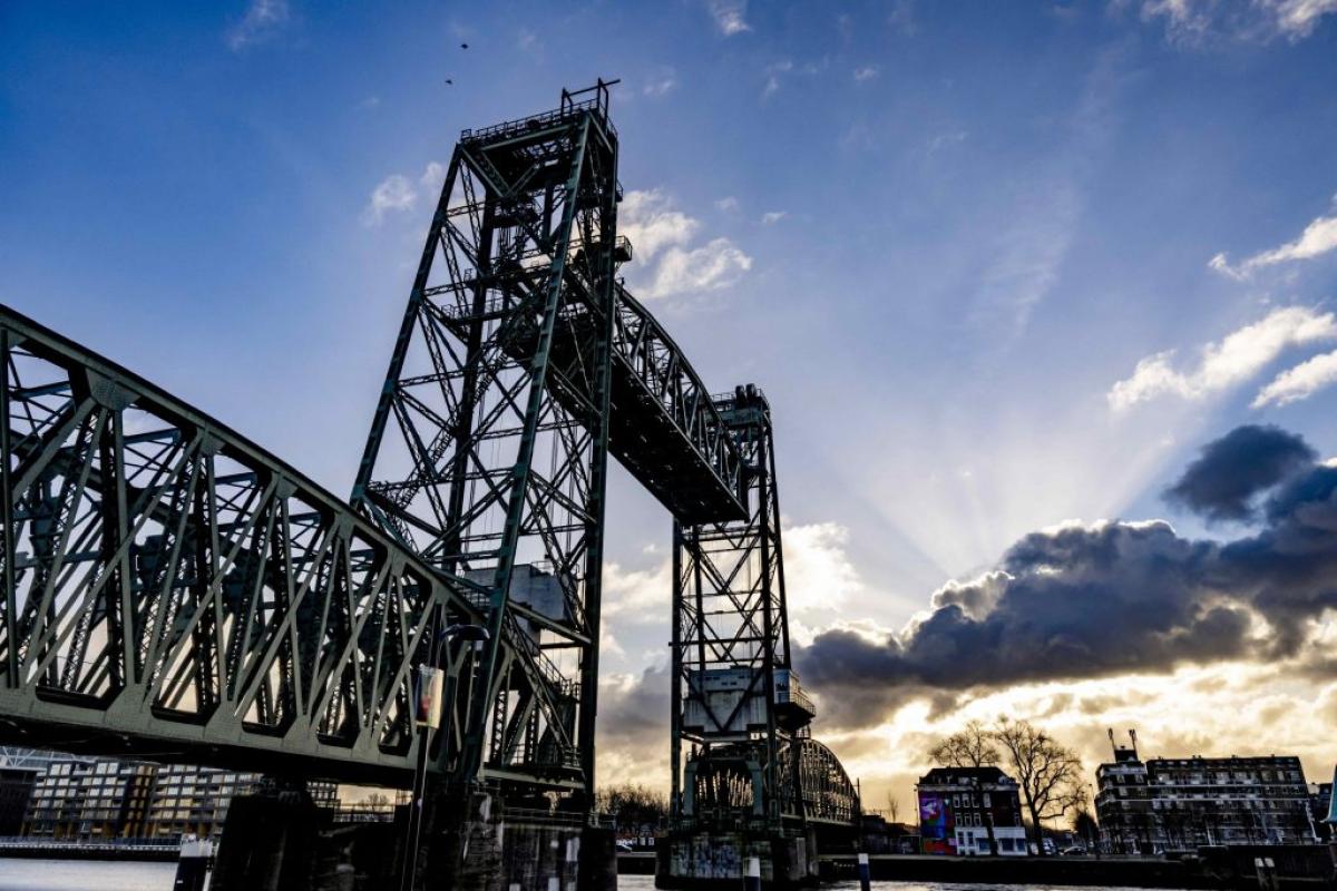 Rotterdam non smonterà il ponte per far passare lo yacht di Jeff Be…