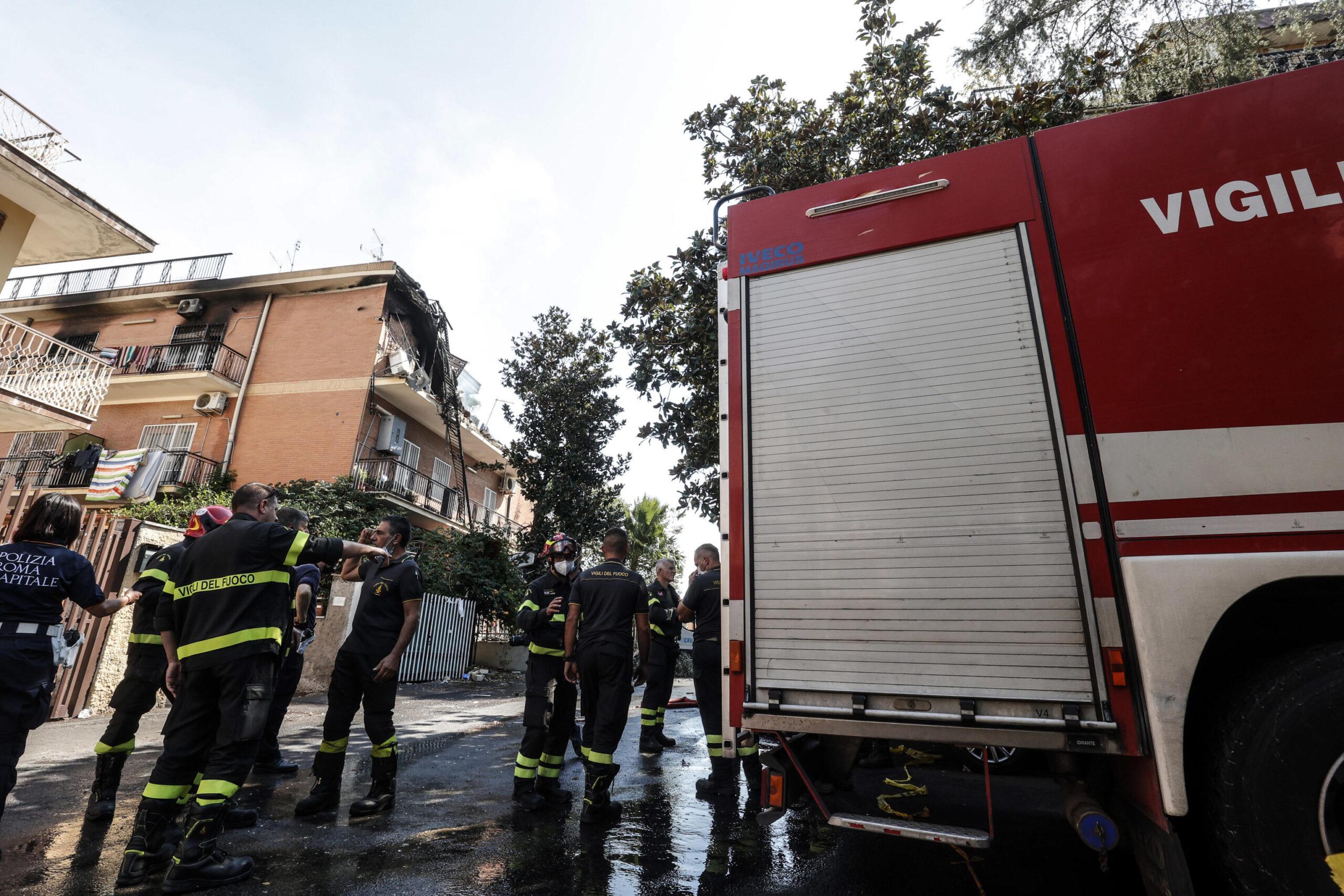 Roma, esplode un palazzo a Colli Aniene, feriti e ustionati nell’incendio | VIDEO